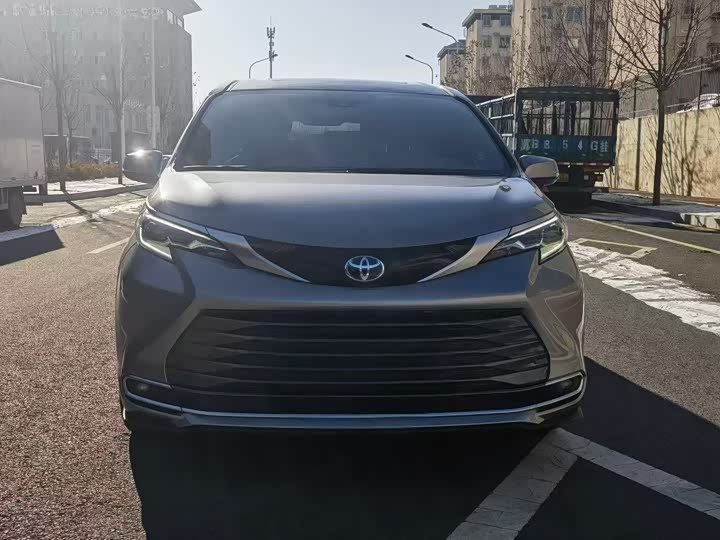 Фото 1 - Toyota Sienna