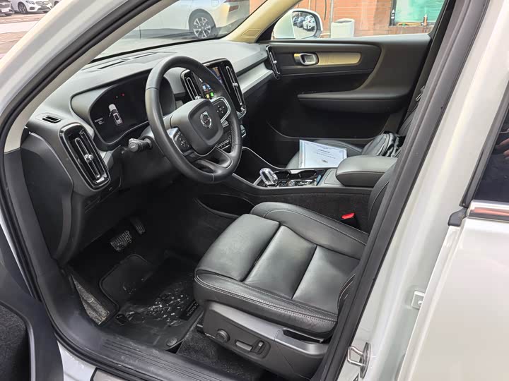 Фото 4 - Volvo XC40