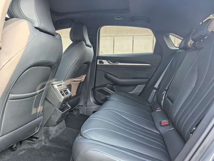 Фото 6 - Geely Preface