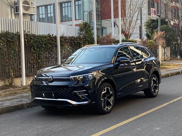 Фото 1 - Volkswagen Tiguan L Pro