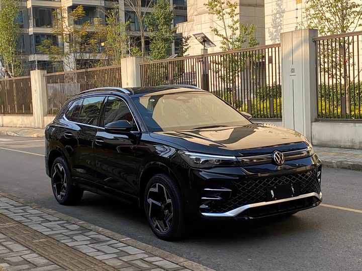 Фото 2 - Volkswagen Tiguan L Pro