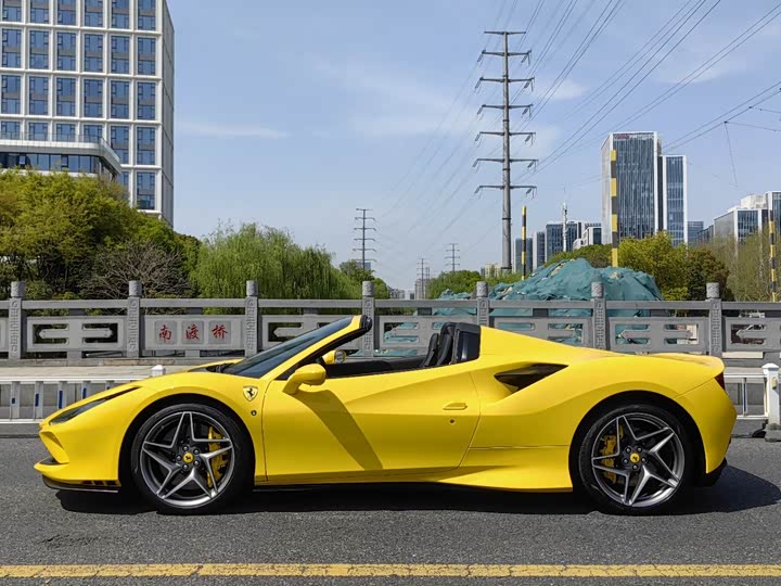 Фото 2 - Ferrari F8
