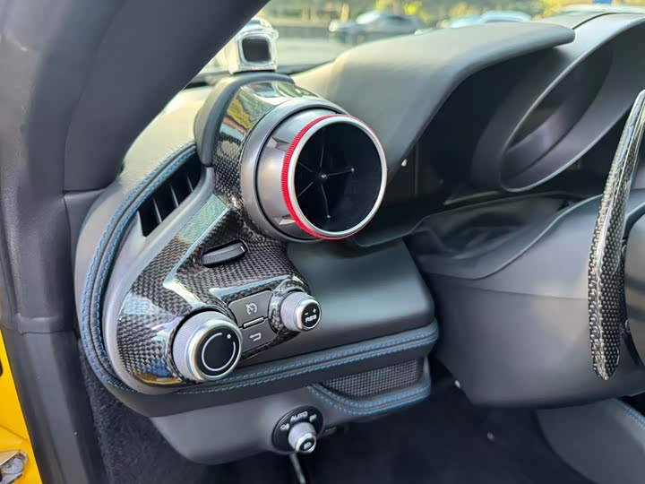 Фото 7 - Ferrari F8