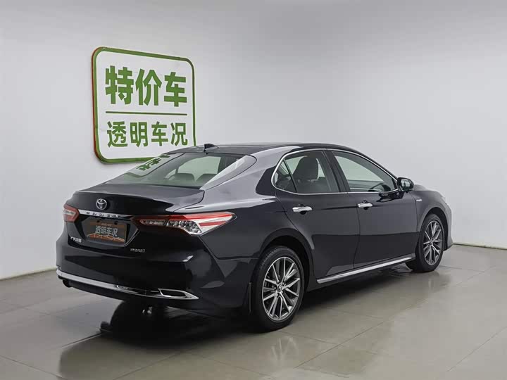 Фото 2 - Toyota Camry