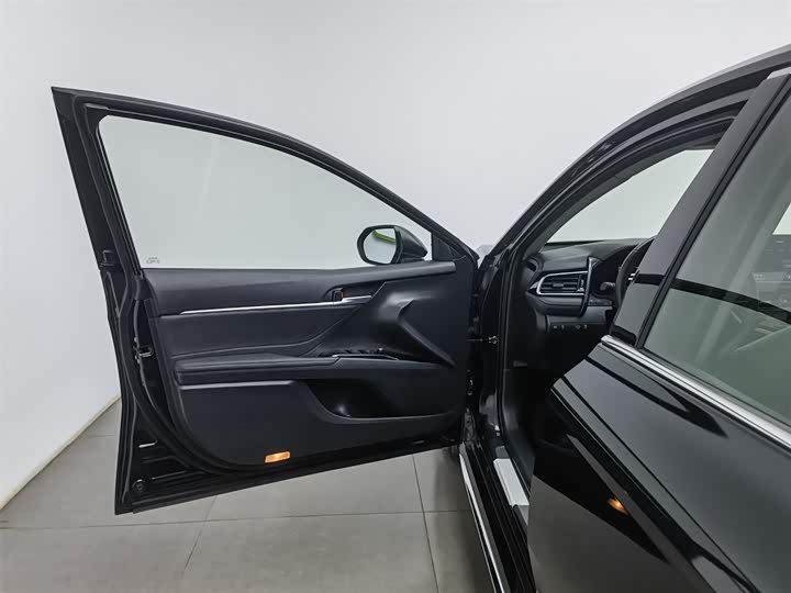 Фото 8 - Toyota Camry