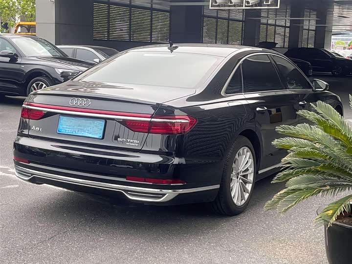 Фото 5 - Audi A8