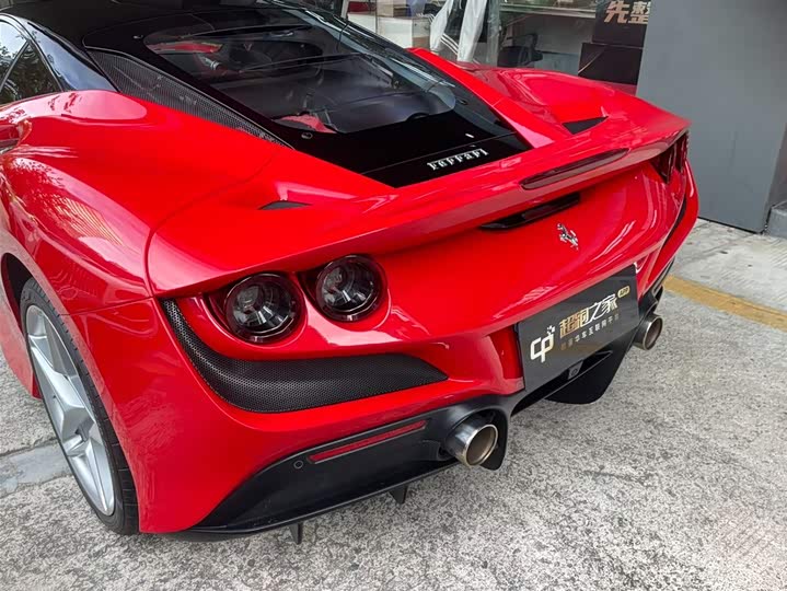 Фото 8 - Ferrari F8