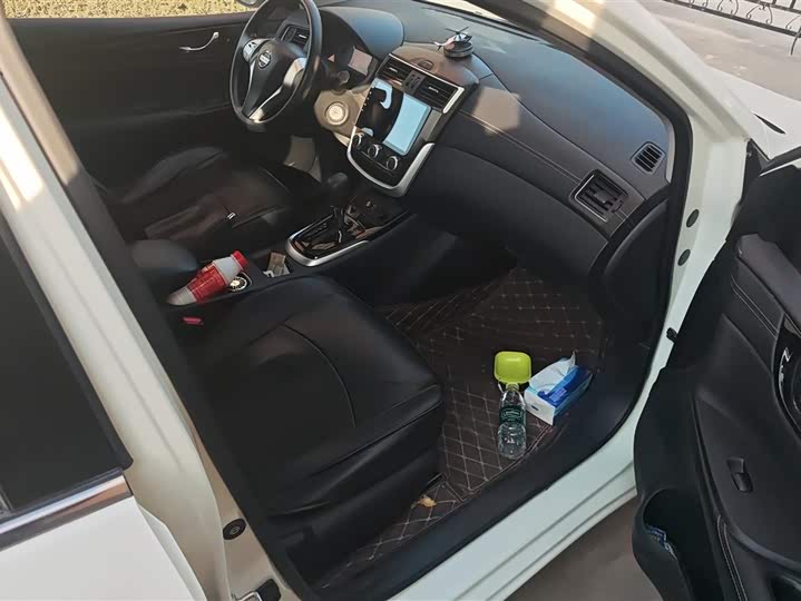 Фото 8 - Nissan Tiida