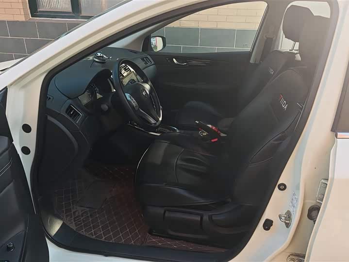 Фото 9 - Nissan Tiida