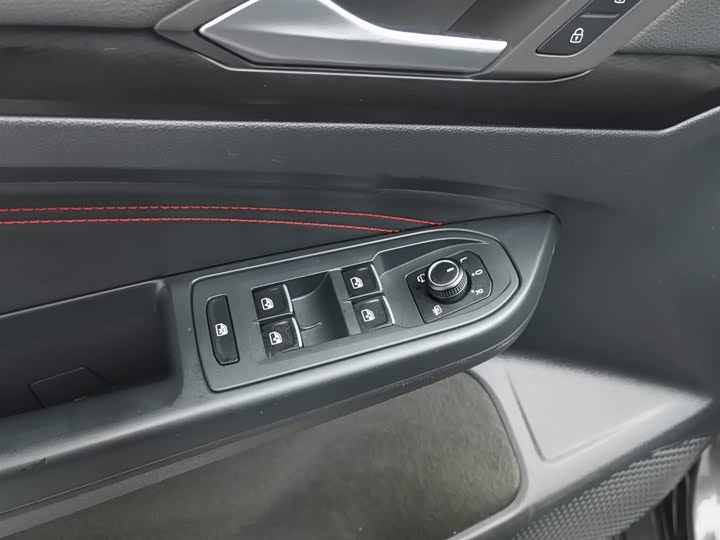 Фото 9 - Volkswagen Golf GTI