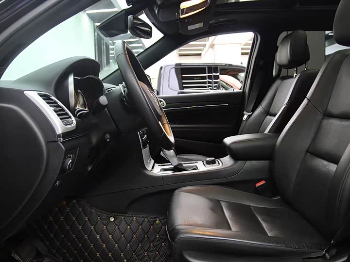 Фото 7 - Jeep Grand Cherokee