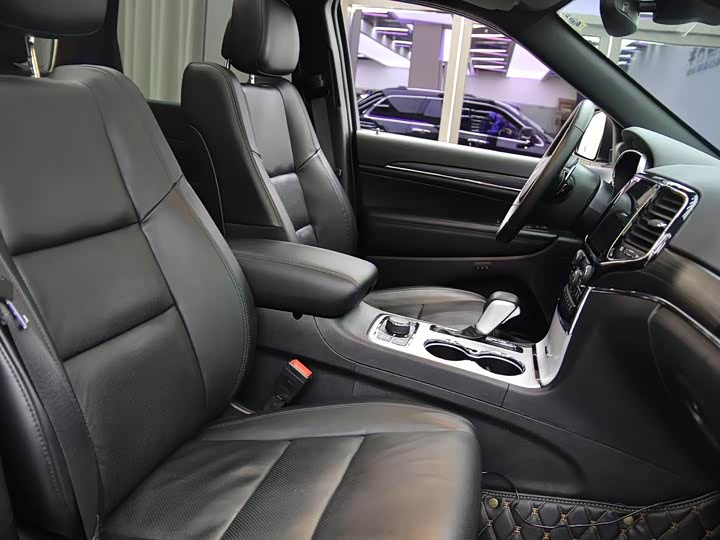 Фото 8 - Jeep Grand Cherokee