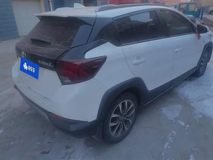 Фото 3 - Toyota Yaris L Hatchback