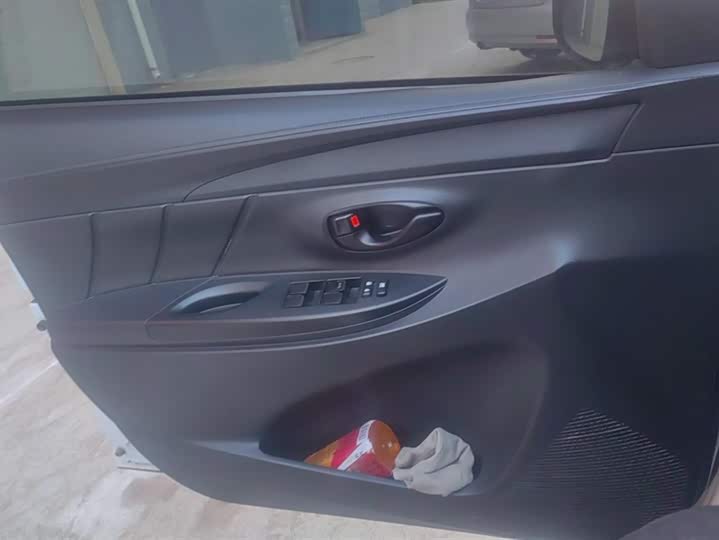 Фото 7 - Toyota Yaris L Hatchback