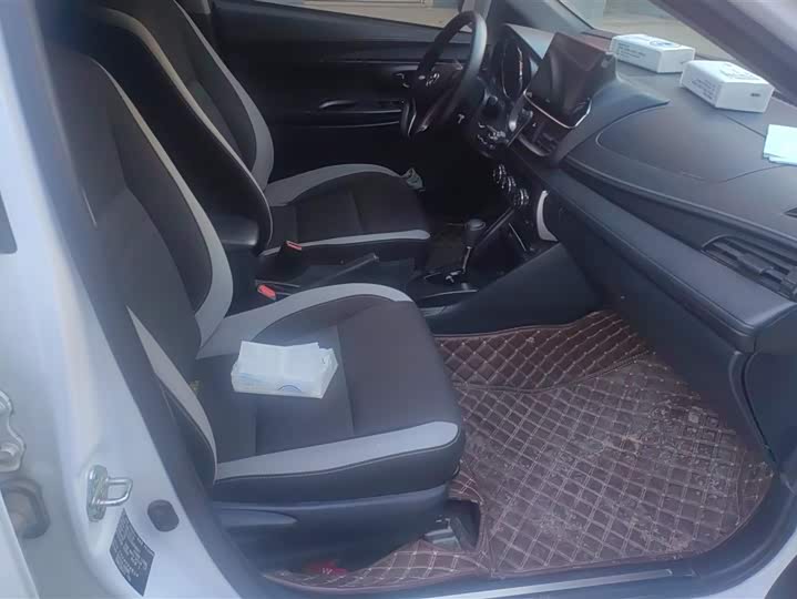 Фото 8 - Toyota Yaris L Hatchback