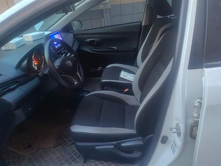 Фото 9 - Toyota Yaris L Hatchback