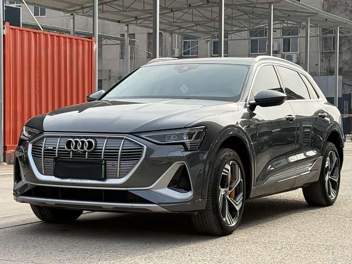 Фото 1 - Audi e-tron