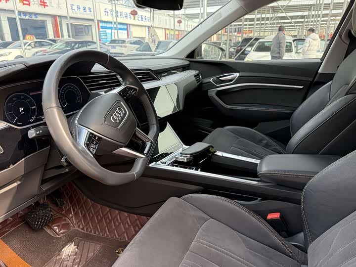 Фото 4 - Audi e-tron