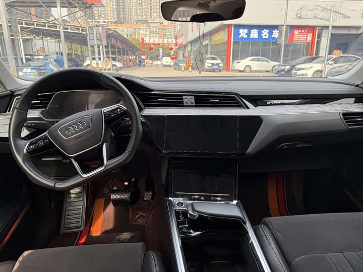 Фото 5 - Audi e-tron