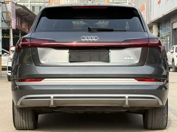 Фото 8 - Audi e-tron