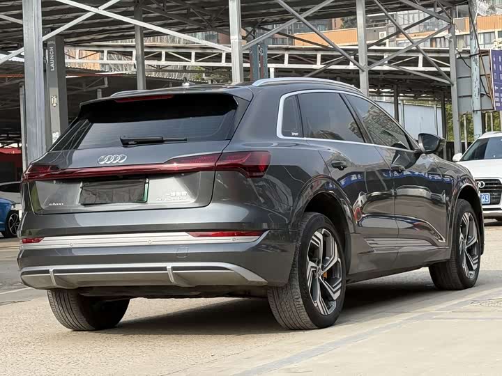 Фото 9 - Audi e-tron