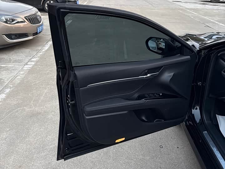 Фото 8 - Toyota Camry