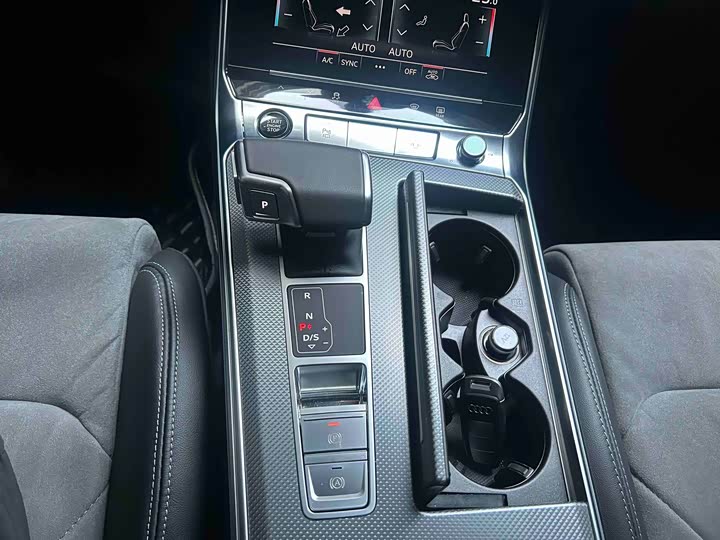 Фото 8 - Audi A6L