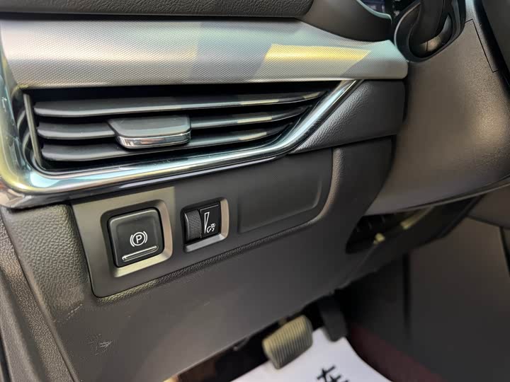 Фото 8 - Cadillac XT4