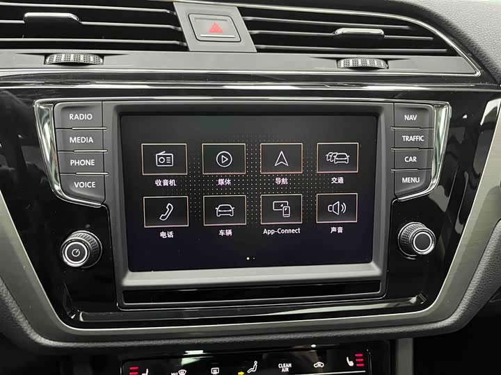 Фото 6 - Volkswagen Touran L