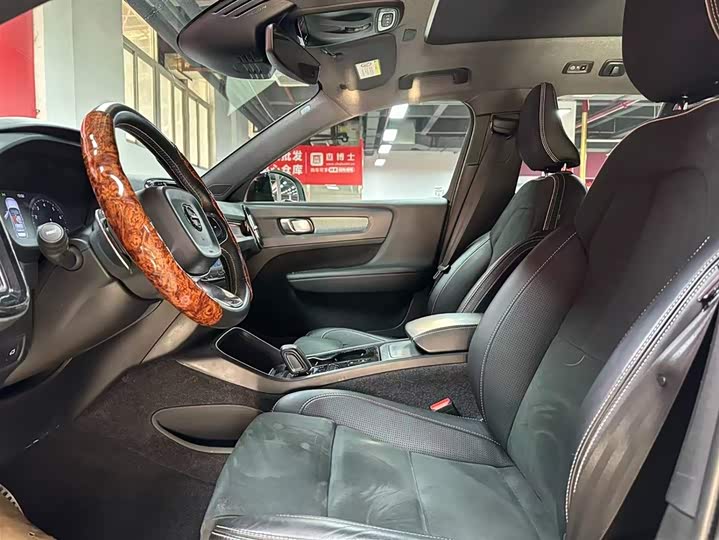 Фото 7 - Volvo XC40