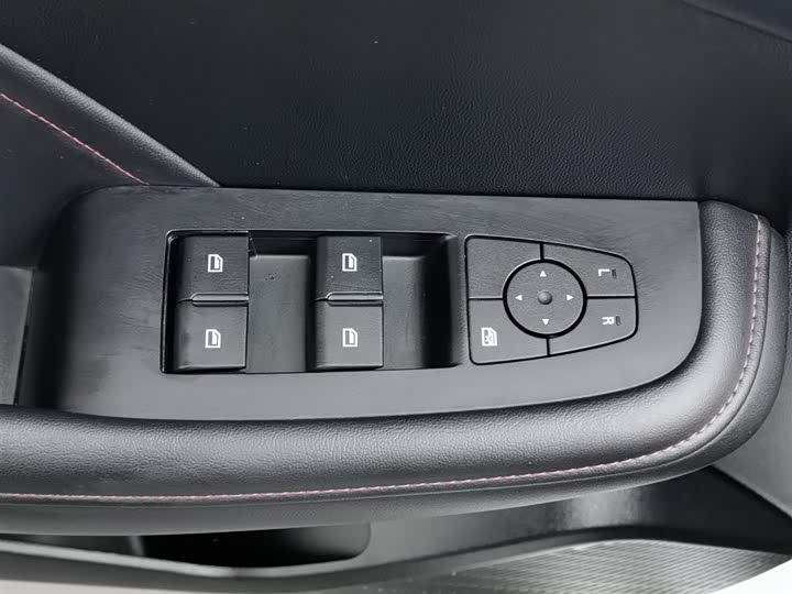 Фото 9 - Roewe i5