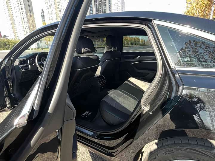 Фото 4 - Audi A6L