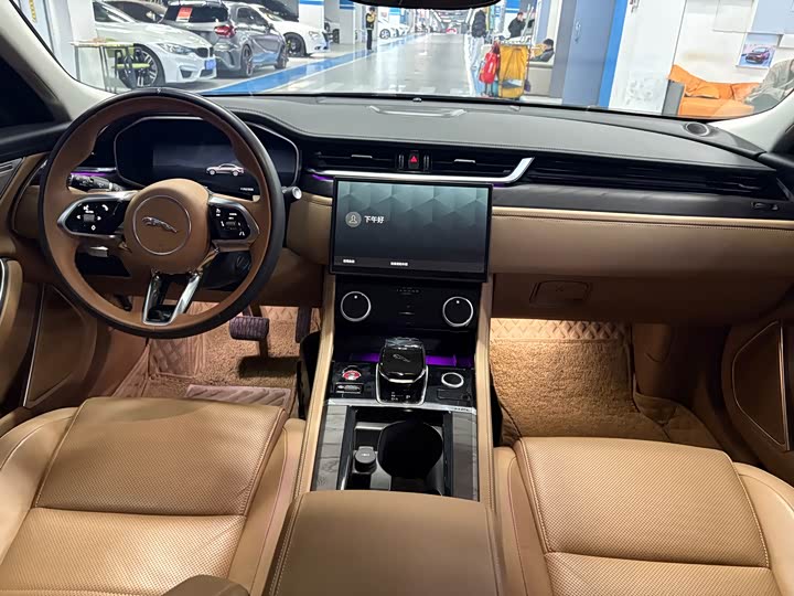 Photo 5 - Jaguar XF L