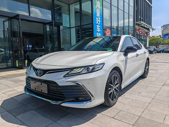 Фото 1 - Toyota Camry