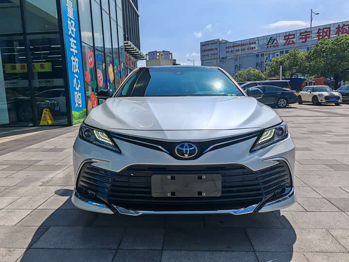 Фото 2 - Toyota Camry