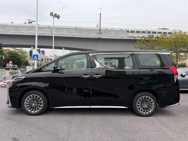 Фото 3 - Lexus LM