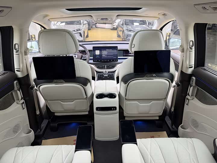 Фото 7 - Denza D9