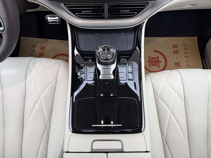 Фото 9 - Denza D9