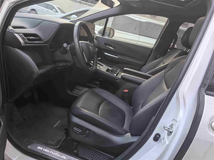 Фото 7 - Toyota Sienna