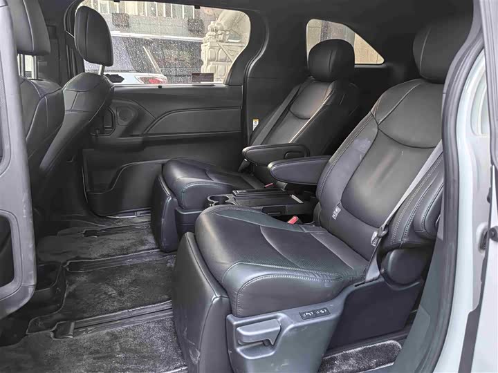 Фото 9 - Toyota Sienna