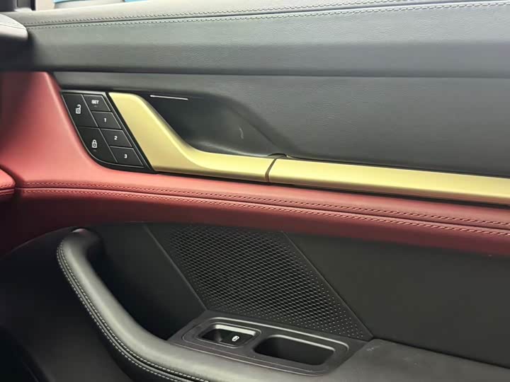 Photo 9 - Porsche Taycan