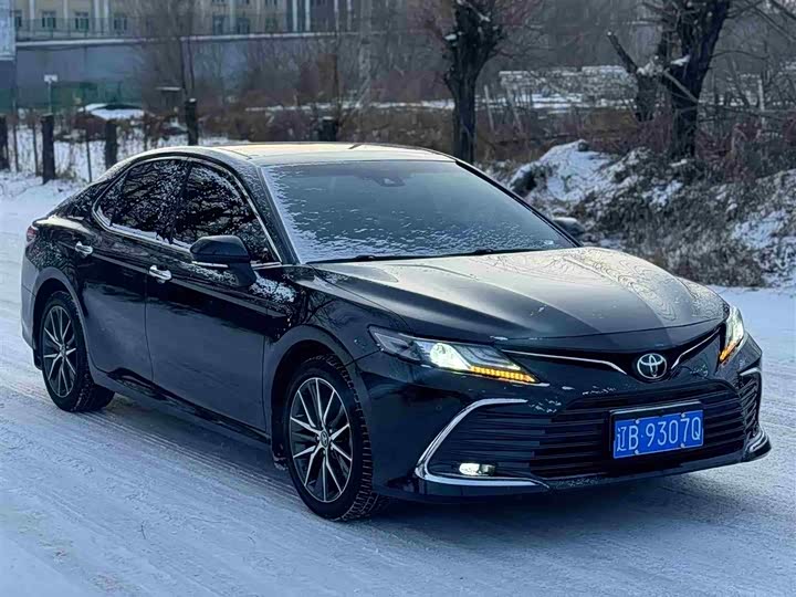 Фото 2 - Toyota Camry