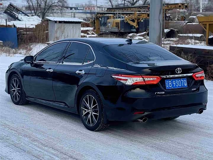 Фото 5 - Toyota Camry