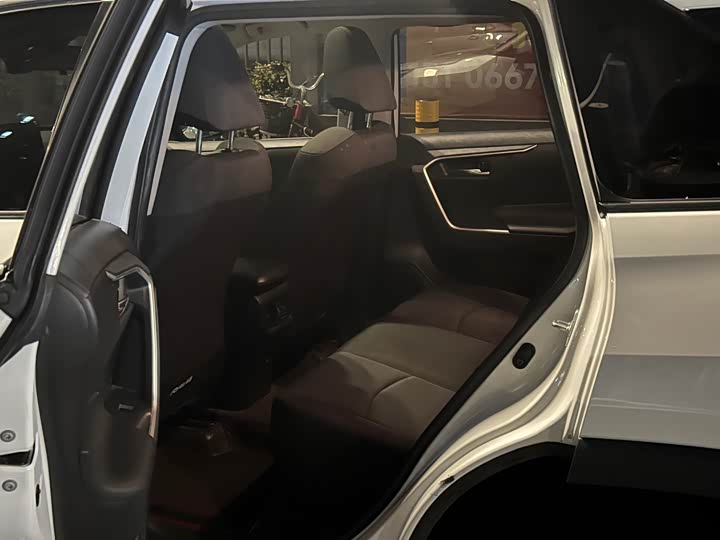 Фото 8 - Toyota RAV4