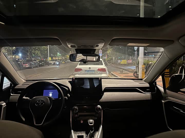 Фото 9 - Toyota RAV4