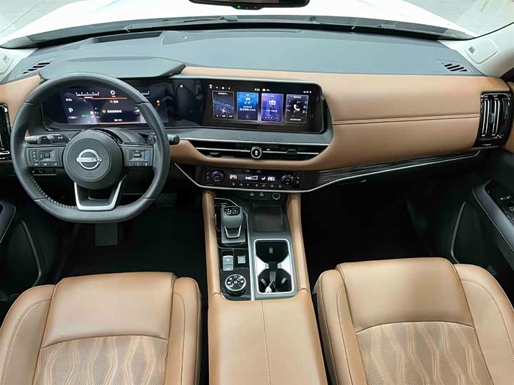 Photo 2 - Nissan Pathfinder