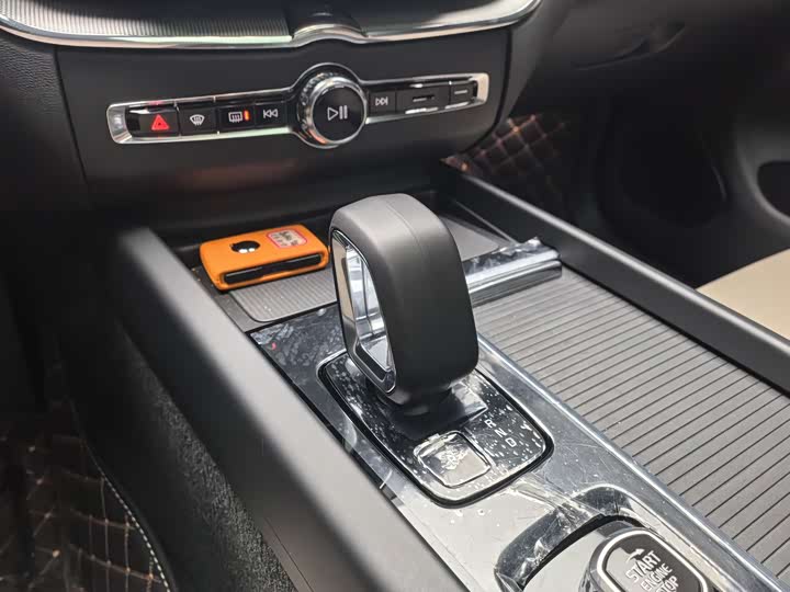 Фото 9 - Volvo XC60