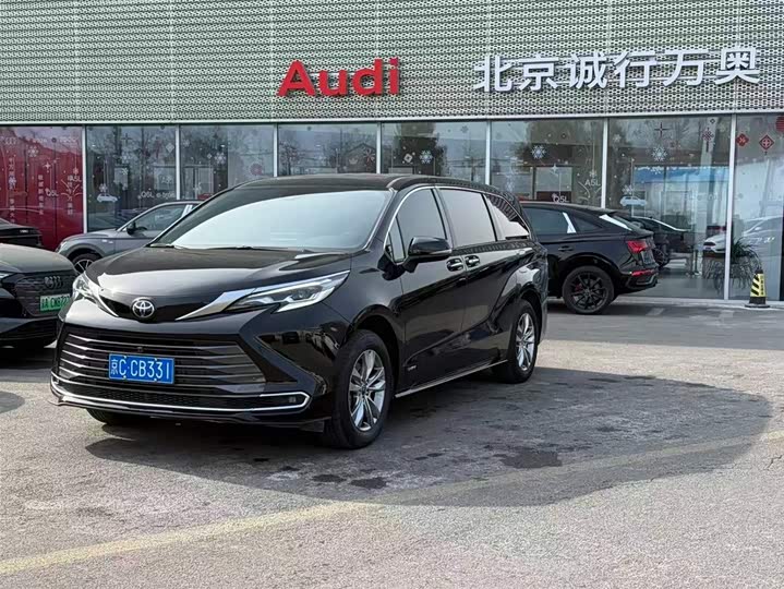 Фото 1 - Toyota Sienna