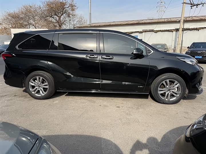 Фото 4 - Toyota Sienna