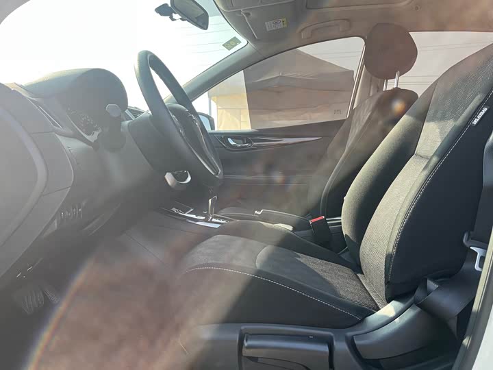 Фото 4 - Nissan Tiida